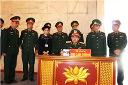 Tư lệnh Quân khu dâng hương tưởng niệm Chủ tịch Hồ Chí Minh tại Cao Bằng